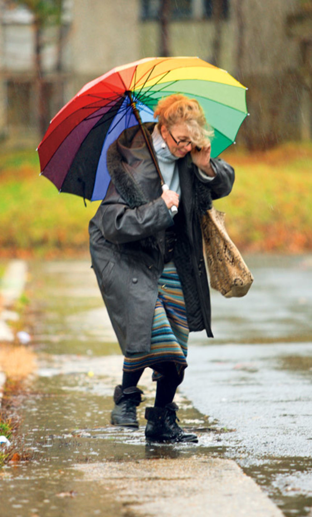 Dramaturg, muzičarka i voditeljka emisije Žene Maja Volk (53) ne dozvoljava da joj loše vreme i kišni dani pokvare raspoloženje, pa uprkos vremenskim nepogodama ne propušta priliku da prošeta parkom u blizini zgrade u kojoj živi.