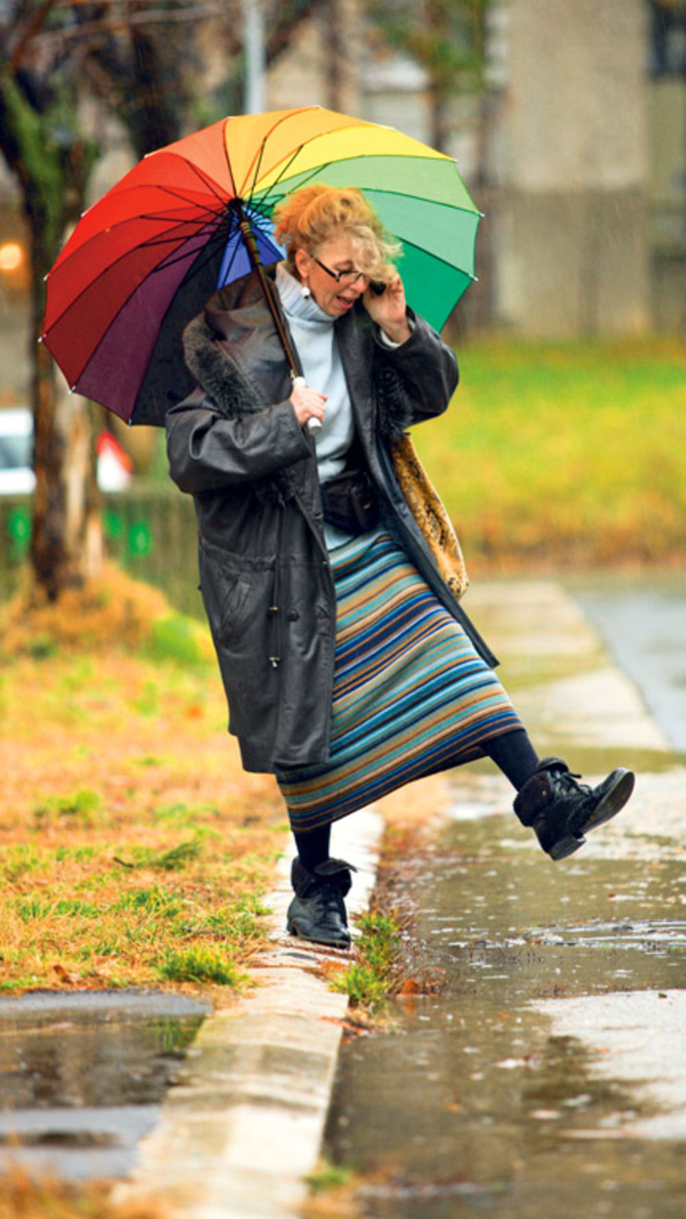 Dramaturg, muzičarka i voditeljka emisije Žene Maja Volk (53) ne dozvoljava da joj loše vreme i kišni dani pokvare raspoloženje, pa uprkos vremenskim nepogodama ne propušta priliku da prošeta parkom u blizini zgrade u kojoj živi.