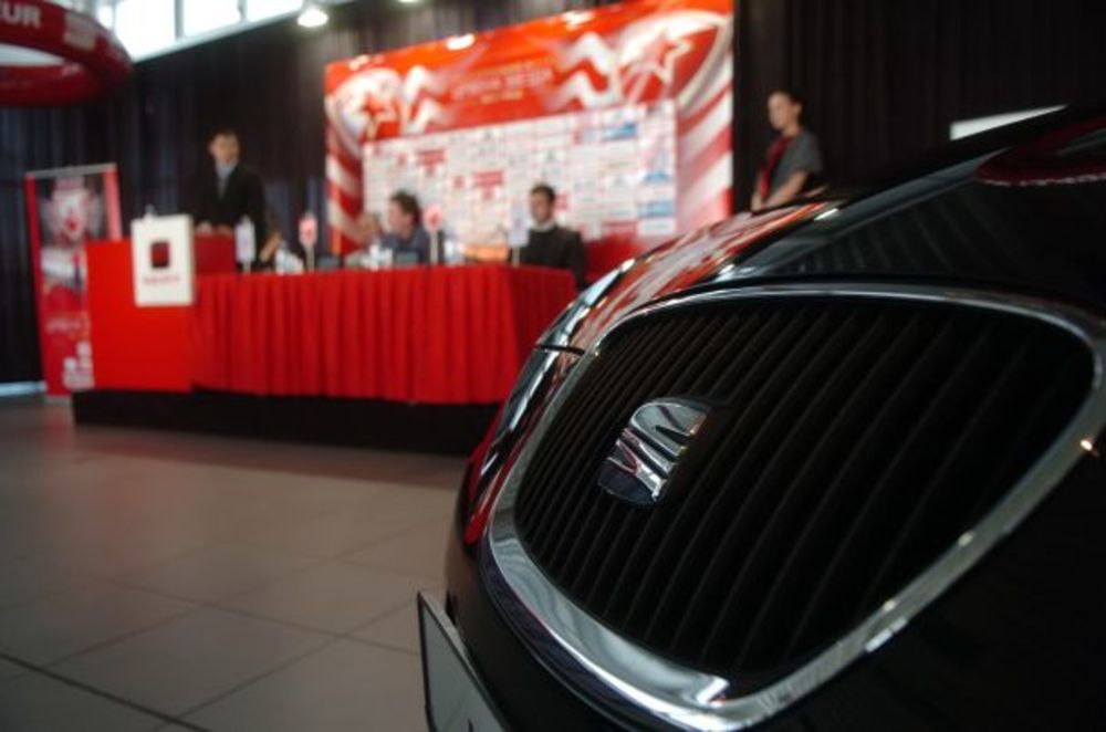 Kompanija Porsche SCG potpisala je ugovor o saradnji sa Košarkaškim klubom Crvena zvezda i tako ušla u red prijatelja jednog od naših najuspešnijih košarkaških klubova. Ovim povodom kompanija SEAT Srbija, koja je u sklopu Porsche grupe, ustupila je košarkaškom