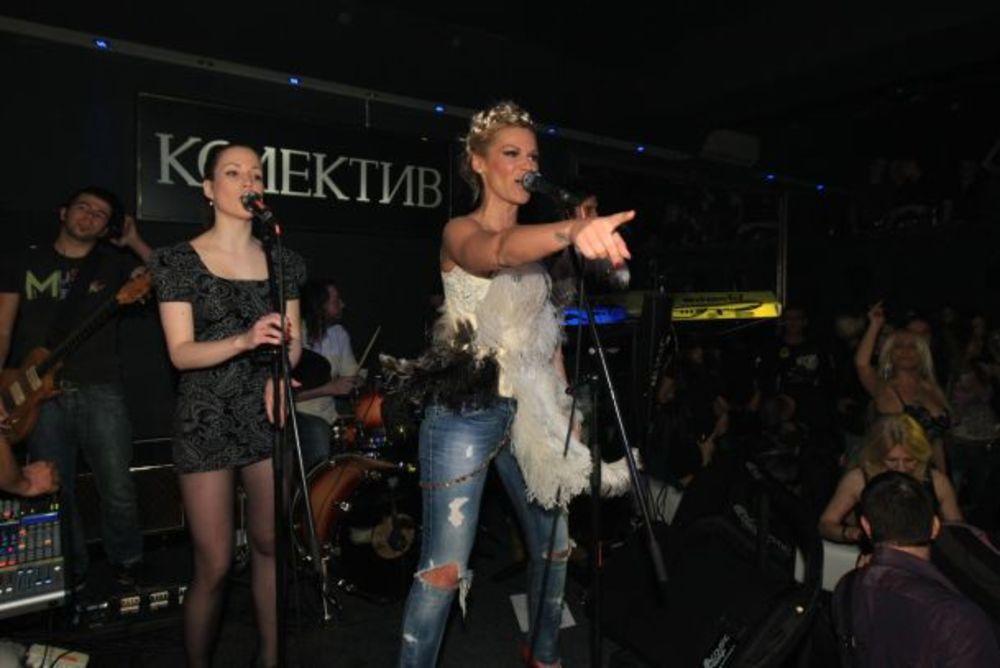 Čim je odlučila da se sa svojom ćerkom Hanom definitivno preseli u Beograd, pop pevačica Nataša Bekvalac odlučila je da zabavi Beograđane. Njen nastup proteklog četvrtka u klubu Kolektiv privukao je veliki broj javnih ličnosti, ali i njenih fanova.
Osim što j