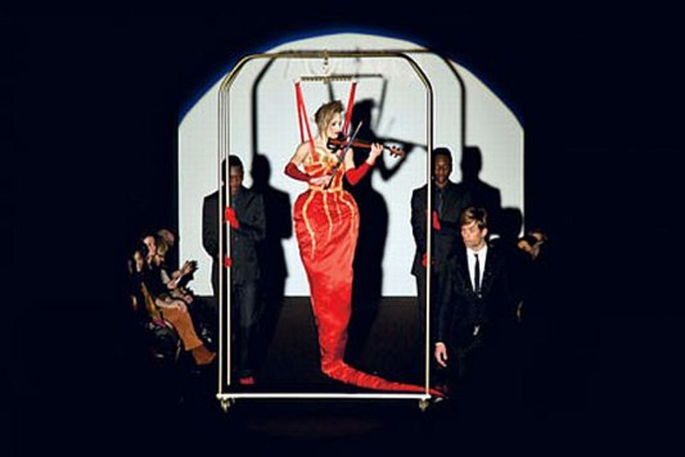 Kraj januara potpuno je bio u znaku mode i takvih dešavanja na kojima su slavni kreatori predstavili inovacije za narednu godinu. Najupečatljiviji su bili kreatori iz kuća Dior, Giambattista Valli, dok su najveću pažnju medija izazvali Andrej Pejić  koji je bi