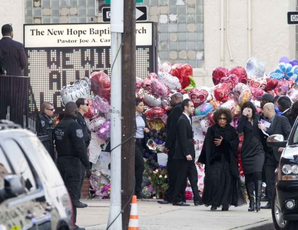 Pop pevačica Vitni Hjuston sahranjena je u subotu u Njuarku, u Nju Džersiju, u prisustvu porodice, prijatelja i manjeg kruga poštovalaca. Sahrana nije bila otvorena za javnost, ali su fanovi Hjustonove mogli da prate oproštajnu ceremoniju u baptističkoj crkvi