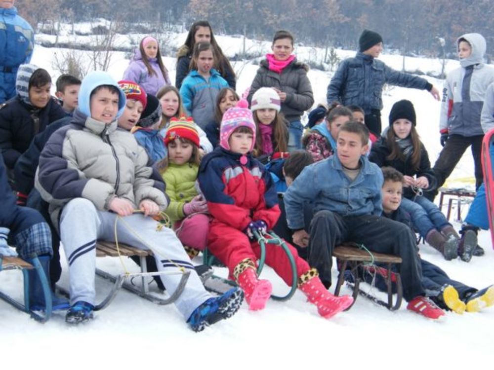 U organizaciji planinarskog kluba Ras, na saborištu u blizini manastira Đurđevi stupovi pod sloganom "Deco radujte se sa verom u Boga i svetu Srbiju!" održano je takmičenje u sankanju i spustuu u džakovima sa slamom. Promoter događaja bio je glumac N