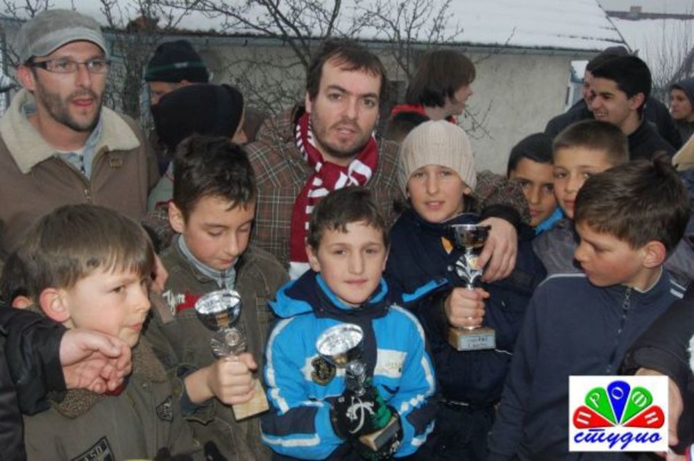 U organizaciji planinarskog kluba Ras, na saborištu u blizini manastira Đurđevi stupovi pod sloganom "Deco radujte se sa verom u Boga i svetu Srbiju!" održano je takmičenje u sankanju i spustuu u džakovima sa slamom. Promoter događaja bio je glumac N