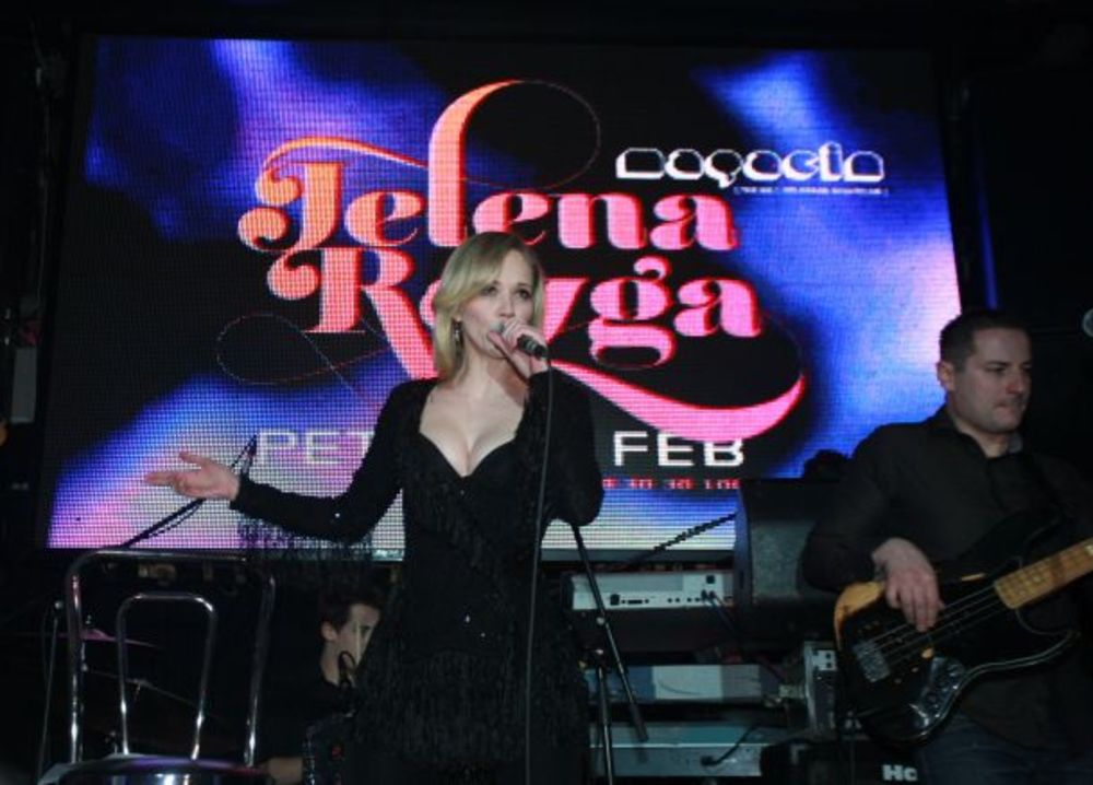 Najtraženija pevačica u regionu, Jelena Rozga, nastupila je prvi put ove godine u najpopularnijem gradskom klubu Magacin, ostaviviši bez daha, a i glasa od silnog pevanja, gotovo sve prisutne. Devojke su u transu pevale njene najveće hitove poput Bižuterija i
