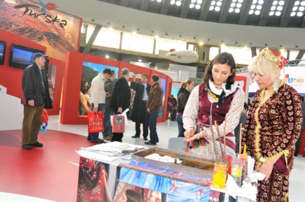 Tokom 34. Međunarodnog sajma turizma štand Republike Turske, koja je imala i partnersku ulogu na istom, privukao je veliku pažnju posetioca. Jedan od razloga svakako da je prezentacija ebru umetnosti i kaligrafije, koju su svakodnevno izvodili priznati turski