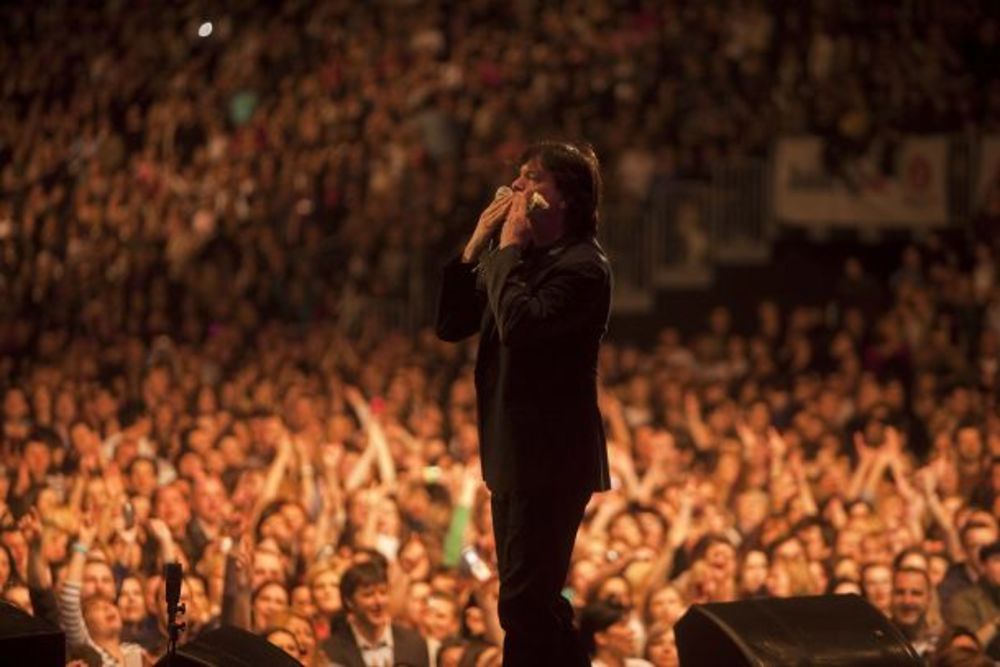 Popularni Čola održao je sinoć koncert u Zagrebačkoj areni, povodom Dana žena. Pred punom Arenom, Čolić je zabavljao prisutne više od tri časa, a zagrebačka publika pokazala je koliko je poznati šarmer voljen i tražen u njihovom gradu.