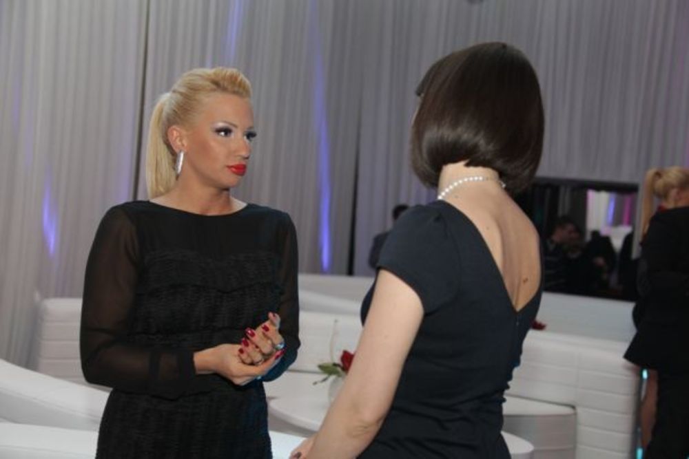 Sinoć je u beogradskom hotelu Hajat održana spektakularna proslava povodom dve godine uspešnog poslovanja medijske korporacije Antena Grupe u Srbiji, u čijem vlasništvu se nalazi Prva srpska televizija. Prijem je organizovan za sve saradnike ove kompanije, a p