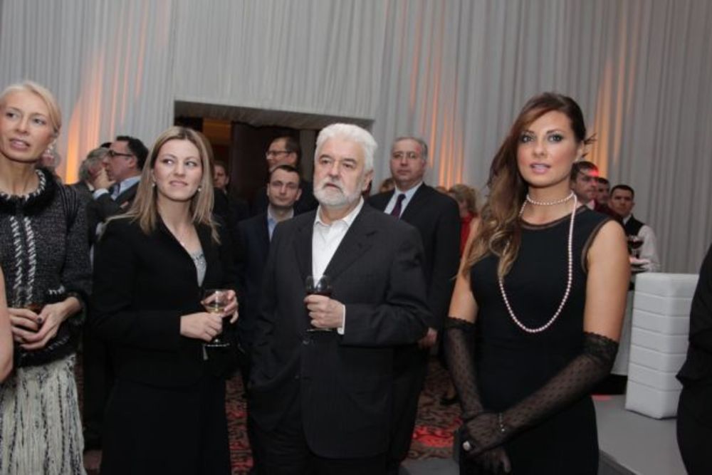 Sinoć je u beogradskom hotelu Hajat održana spektakularna proslava povodom dve godine uspešnog poslovanja medijske korporacije Antena Grupe u Srbiji, u čijem vlasništvu se nalazi Prva srpska televizija. Prijem je organizovan za sve saradnike ove kompanije, a p