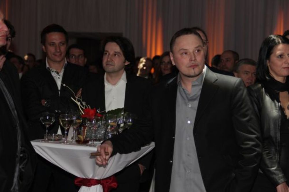 Sinoć je u beogradskom hotelu Hajat održana spektakularna proslava povodom dve godine uspešnog poslovanja medijske korporacije Antena Grupe u Srbiji, u čijem vlasništvu se nalazi Prva srpska televizija. Prijem je organizovan za sve saradnike ove kompanije, a p