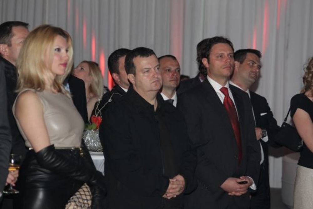 Sinoć je u beogradskom hotelu Hajat održana spektakularna proslava povodom dve godine uspešnog poslovanja medijske korporacije Antena Grupe u Srbiji, u čijem vlasništvu se nalazi Prva srpska televizija. Prijem je organizovan za sve saradnike ove kompanije, a p