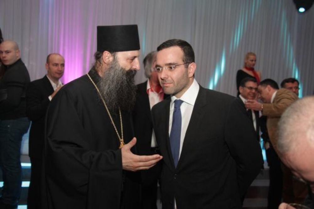 Sinoć je u beogradskom hotelu Hajat održana spektakularna proslava povodom dve godine uspešnog poslovanja medijske korporacije Antena Grupe u Srbiji, u čijem vlasništvu se nalazi Prva srpska televizija. Prijem je organizovan za sve saradnike ove kompanije, a p