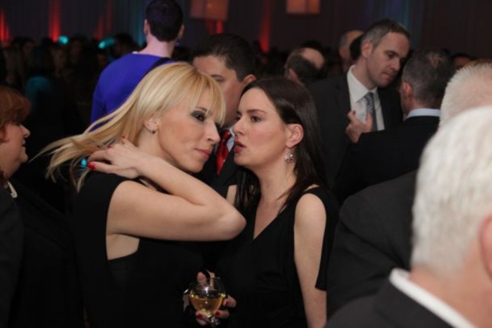 Sinoć je u beogradskom hotelu Hajat održana spektakularna proslava povodom dve godine uspešnog poslovanja medijske korporacije Antena Grupe u Srbiji, u čijem vlasništvu se nalazi Prva srpska televizija. Prijem je organizovan za sve saradnike ove kompanije, a p