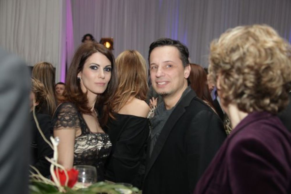 Sinoć je u beogradskom hotelu Hajat održana spektakularna proslava povodom dve godine uspešnog poslovanja medijske korporacije Antena Grupe u Srbiji, u čijem vlasništvu se nalazi Prva srpska televizija. Prijem je organizovan za sve saradnike ove kompanije, a p