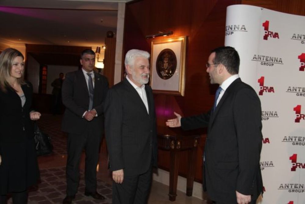 Sinoć je u beogradskom hotelu Hajat održana spektakularna proslava povodom dve godine uspešnog poslovanja medijske korporacije Antena Grupe u Srbiji, u čijem vlasništvu se nalazi Prva srpska televizija. Prijem je organizovan za sve saradnike ove kompanije, a p