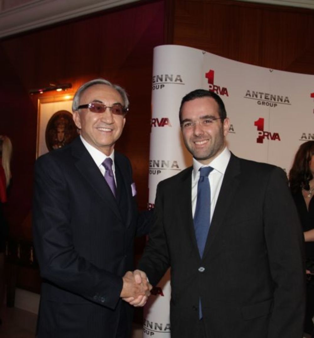 Sinoć je u beogradskom hotelu Hajat održana spektakularna proslava povodom dve godine uspešnog poslovanja medijske korporacije Antena Grupe u Srbiji, u čijem vlasništvu se nalazi Prva srpska televizija. Prijem je organizovan za sve saradnike ove kompanije, a p