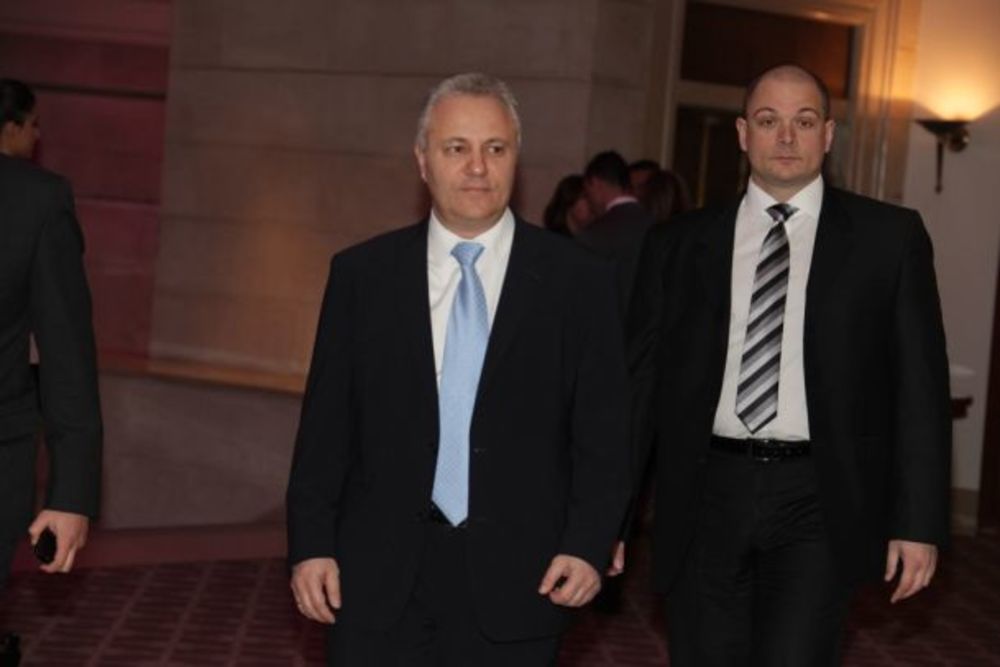 Sinoć je u beogradskom hotelu Hajat održana spektakularna proslava povodom dve godine uspešnog poslovanja medijske korporacije Antena Grupe u Srbiji, u čijem vlasništvu se nalazi Prva srpska televizija. Prijem je organizovan za sve saradnike ove kompanije, a p