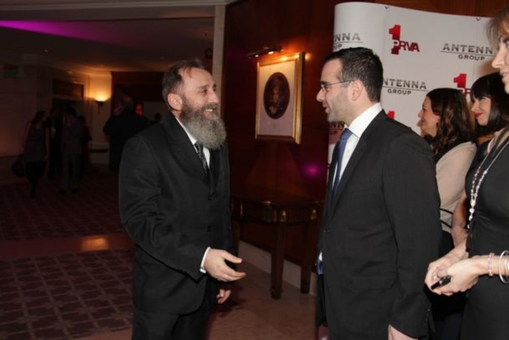 Sinoć je u beogradskom hotelu Hajat održana spektakularna proslava povodom dve godine uspešnog poslovanja medijske korporacije Antena Grupe u Srbiji, u čijem vlasništvu se nalazi Prva srpska televizija. Prijem je organizovan za sve saradnike ove kompanije, a p