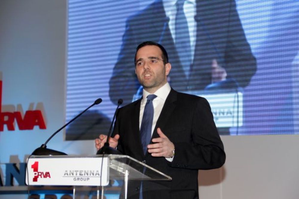 Sinoć je u beogradskom hotelu Hajat održana spektakularna proslava povodom dve godine uspešnog poslovanja medijske korporacije Antena Grupe u Srbiji, u čijem vlasništvu se nalazi Prva srpska televizija. Prijem je organizovan za sve saradnike ove kompanije, a p