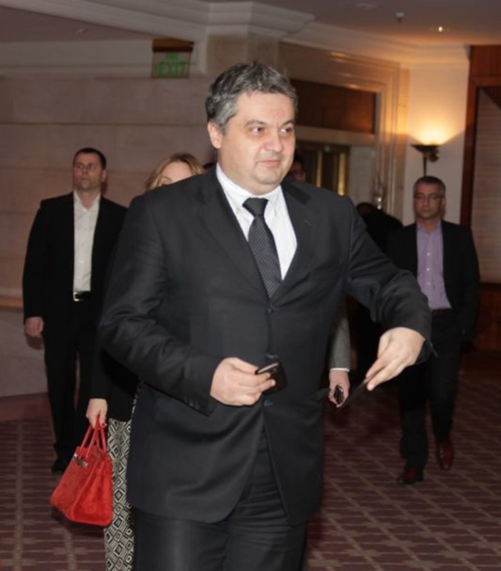 Sinoć je u beogradskom hotelu Hajat održana spektakularna proslava povodom dve godine uspešnog poslovanja medijske korporacije Antena Grupe u Srbiji, u čijem vlasništvu se nalazi Prva srpska televizija. Prijem je organizovan za sve saradnike ove kompanije, a p