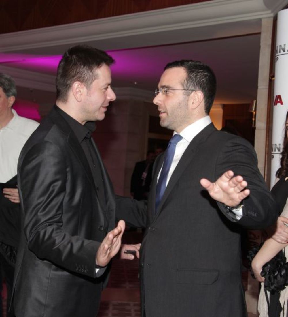 Sinoć je u beogradskom hotelu Hajat održana spektakularna proslava povodom dve godine uspešnog poslovanja medijske korporacije Antena Grupe u Srbiji, u čijem vlasništvu se nalazi Prva srpska televizija. Prijem je organizovan za sve saradnike ove kompanije, a p