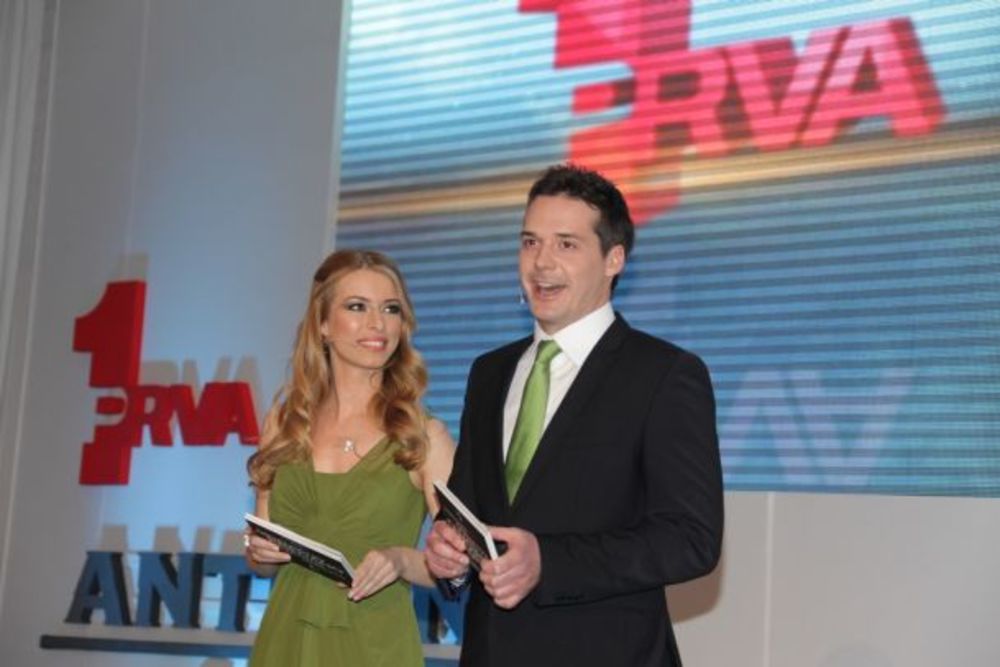 Sinoć je u beogradskom hotelu Hajat održana spektakularna proslava povodom dve godine uspešnog poslovanja medijske korporacije Antena Grupe u Srbiji, u čijem vlasništvu se nalazi Prva srpska televizija. Prijem je organizovan za sve saradnike ove kompanije, a p