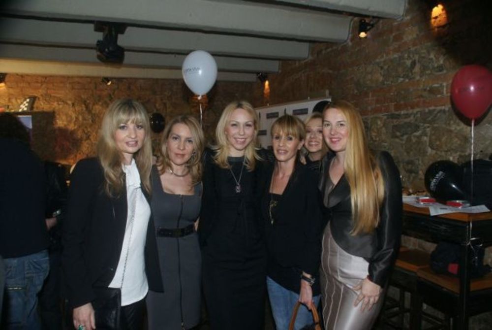 U odličnoj atmosferi kluba Dobrila u utorak uveče održana je spektakularna žurka povodom nove sezone i novog koncepta rada modne agencije FORMA VIVA. U živoj svirci Balkan Express benda uživali su  Duška Jovanić, Isidora Bjelica sa suprugom Nebojšom Pajkićem,