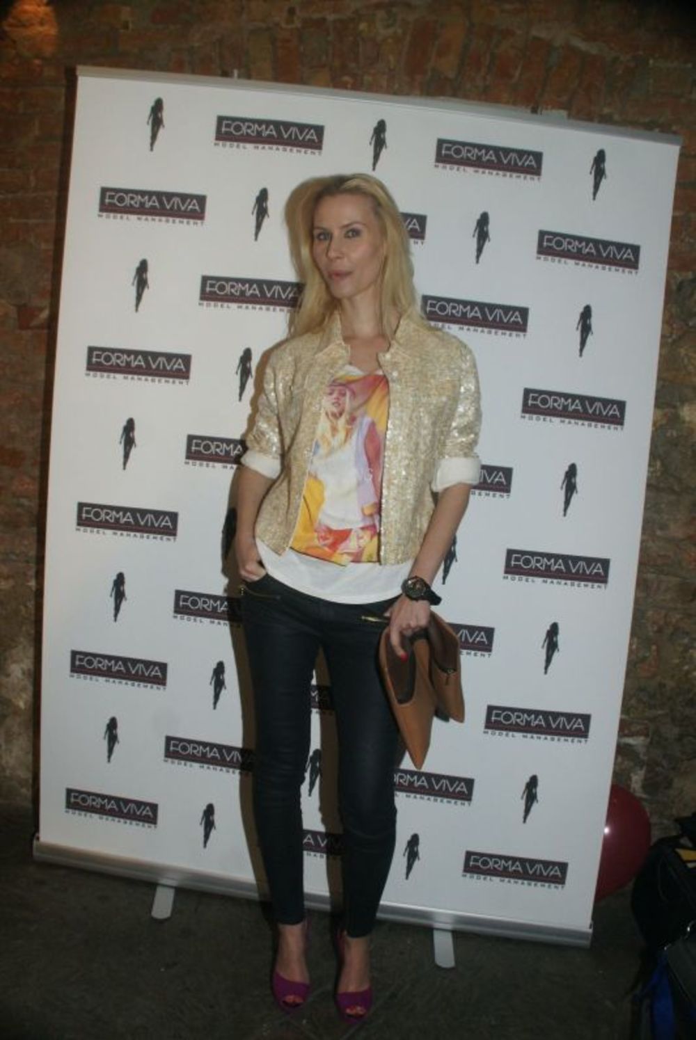 U odličnoj atmosferi kluba Dobrila u utorak uveče održana je spektakularna žurka povodom nove sezone i novog koncepta rada modne agencije FORMA VIVA. U živoj svirci Balkan Express benda uživali su  Duška Jovanić, Isidora Bjelica sa suprugom Nebojšom Pajkićem,