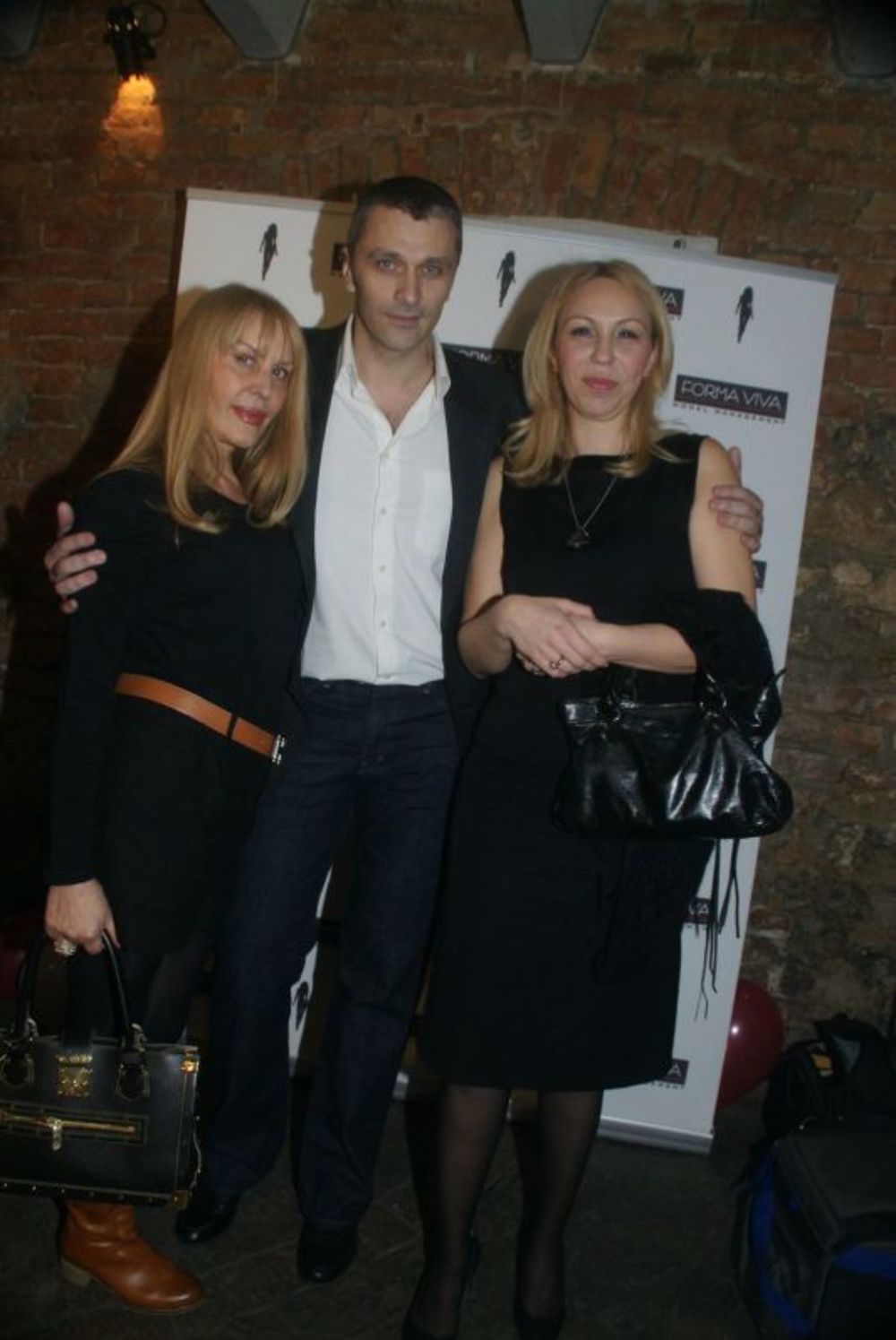 U odličnoj atmosferi kluba Dobrila u utorak uveče održana je spektakularna žurka povodom nove sezone i novog koncepta rada modne agencije FORMA VIVA. U živoj svirci Balkan Express benda uživali su  Duška Jovanić, Isidora Bjelica sa suprugom Nebojšom Pajkićem,