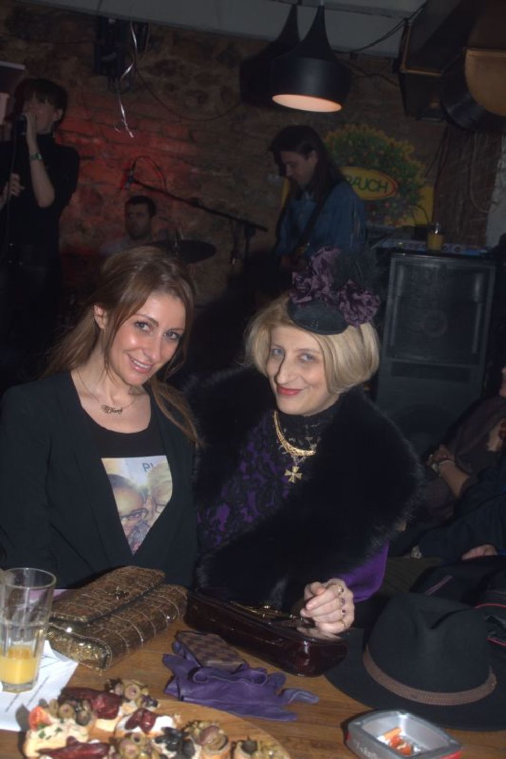 U odličnoj atmosferi kluba Dobrila u utorak uveče održana je spektakularna žurka povodom nove sezone i novog koncepta rada modne agencije FORMA VIVA. U živoj svirci Balkan Express benda uživali su  Duška Jovanić, Isidora Bjelica sa suprugom Nebojšom Pajkićem,