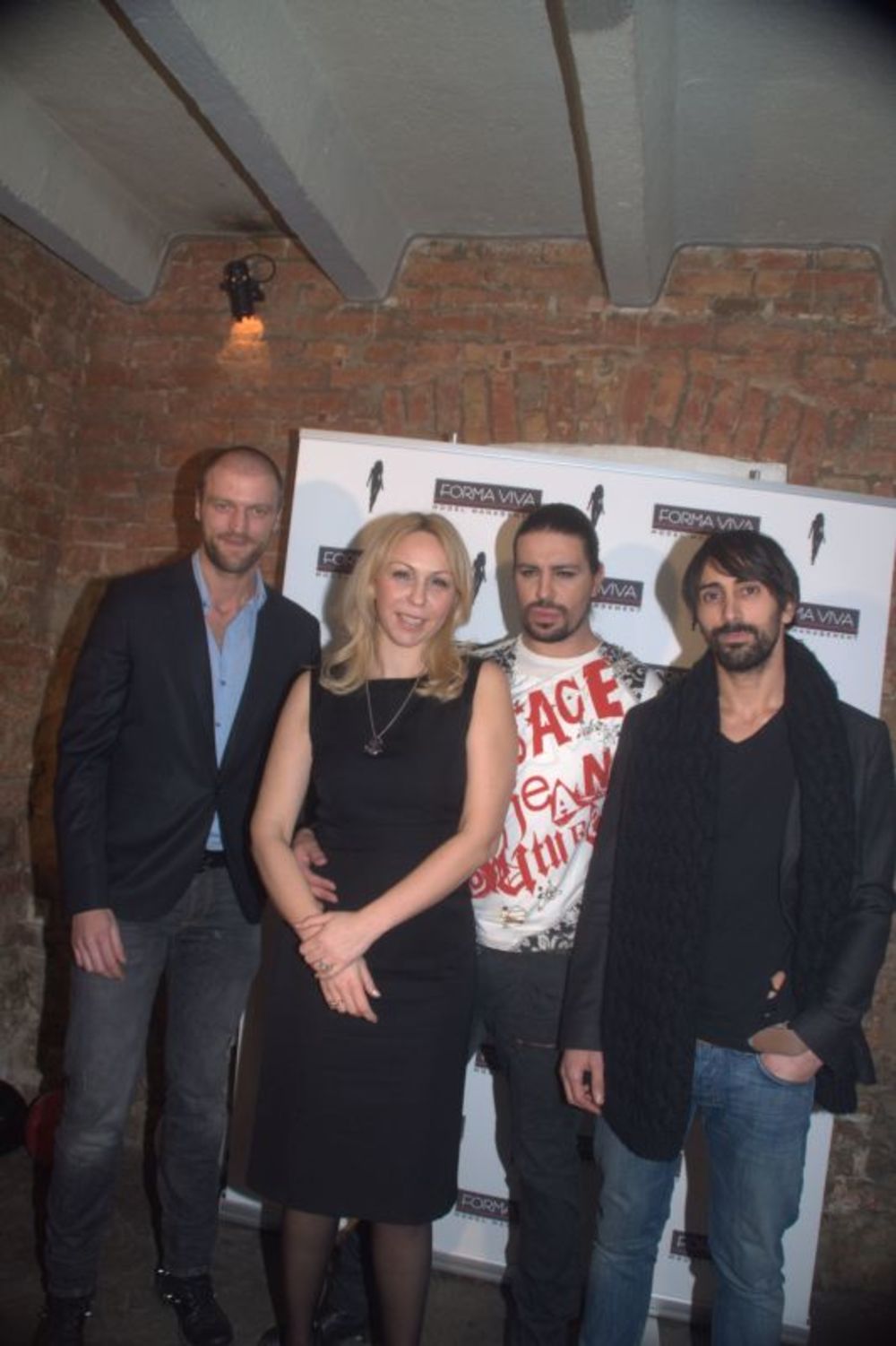 U odličnoj atmosferi kluba Dobrila u utorak uveče održana je spektakularna žurka povodom nove sezone i novog koncepta rada modne agencije FORMA VIVA. U živoj svirci Balkan Express benda uživali su  Duška Jovanić, Isidora Bjelica sa suprugom Nebojšom Pajkićem,