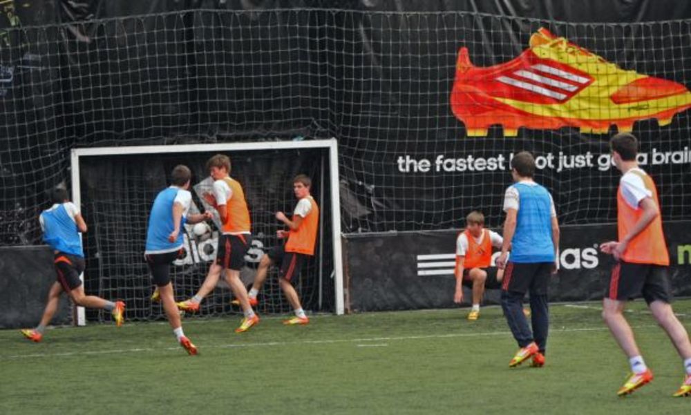 Na terenima FK Brodarac adidas je organizovao finalni miCoach turnir u pametnom fudbalu. U finalu su se našli najbrži mladi igrači Srbije iz FK Radnički iz Kragujevca, FK Hajduk iz Beograda i FK Vojvodina iz Novog Sada. Najboljima, nagrade je uručio Darko Lazo