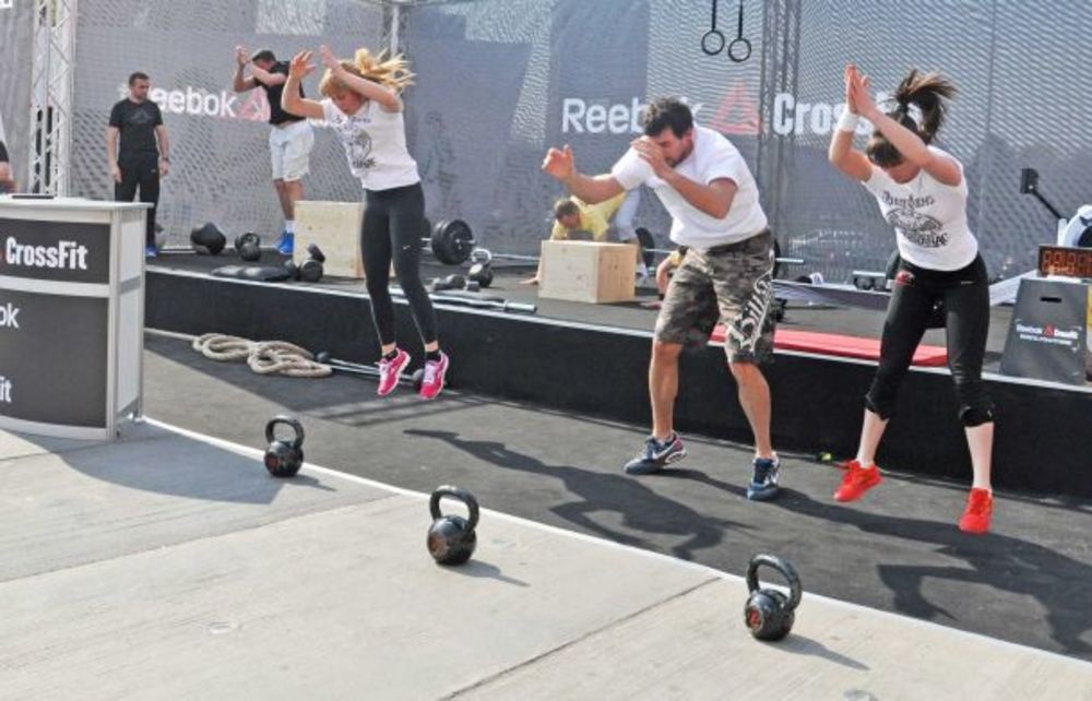 Brend Reebok je tokom vikenda svim posetiocima TC Ušće i zainteresovanim prolazncima ispred šoping centra, omogućio da isprobaju novu sportsku disciplinu CrossFit. Kroz seriju različitih vežbi, najsmeliji, najsnažniji i najizdržljiviji CrossFit-eri testirali s