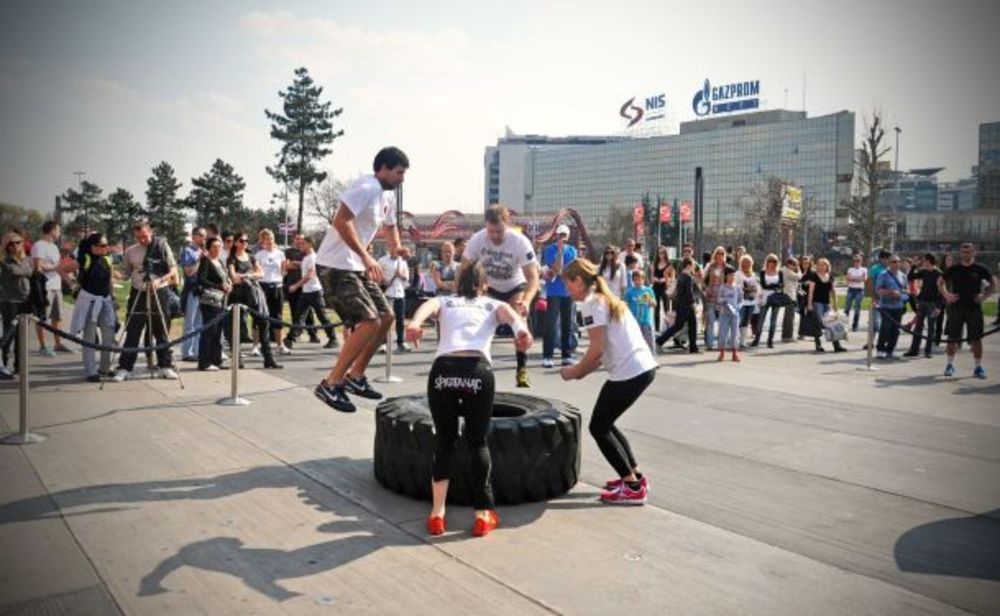 Brend Reebok je tokom vikenda svim posetiocima TC Ušće i zainteresovanim prolazncima ispred šoping centra, omogućio da isprobaju novu sportsku disciplinu CrossFit. Kroz seriju različitih vežbi, najsmeliji, najsnažniji i najizdržljiviji CrossFit-eri testirali s