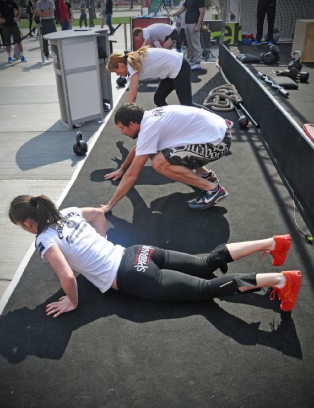 Brend Reebok je tokom vikenda svim posetiocima TC Ušće i zainteresovanim prolazncima ispred šoping centra, omogućio da isprobaju novu sportsku disciplinu CrossFit. Kroz seriju različitih vežbi, najsmeliji, najsnažniji i najizdržljiviji CrossFit-eri testirali s