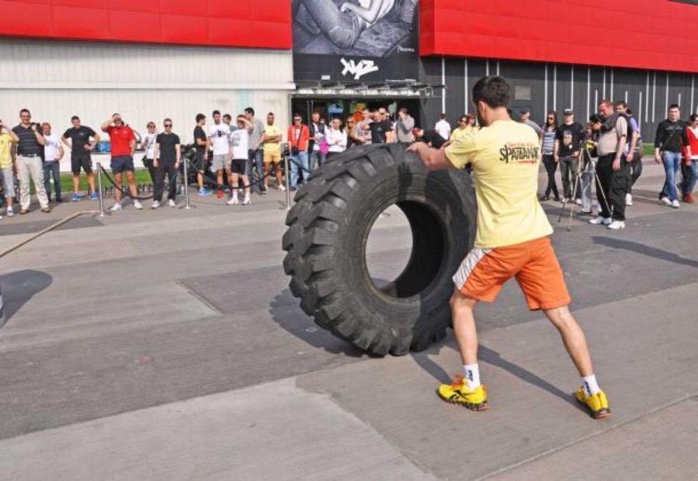 Brend Reebok je tokom vikenda svim posetiocima TC Ušće i zainteresovanim prolazncima ispred šoping centra, omogućio da isprobaju novu sportsku disciplinu CrossFit. Kroz seriju različitih vežbi, najsmeliji, najsnažniji i najizdržljiviji CrossFit-eri testirali s