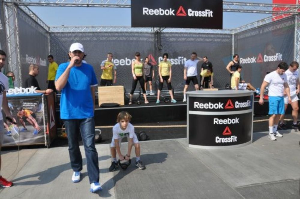 Brend Reebok je tokom vikenda svim posetiocima TC Ušće i zainteresovanim prolazncima ispred šoping centra, omogućio da isprobaju novu sportsku disciplinu CrossFit. Kroz seriju različitih vežbi, najsmeliji, najsnažniji i najizdržljiviji CrossFit-eri testirali s