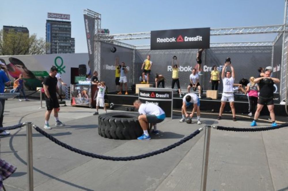 Brend Reebok je tokom vikenda svim posetiocima TC Ušće i zainteresovanim prolazncima ispred šoping centra, omogućio da isprobaju novu sportsku disciplinu CrossFit. Kroz seriju različitih vežbi, najsmeliji, najsnažniji i najizdržljiviji CrossFit-eri testirali s