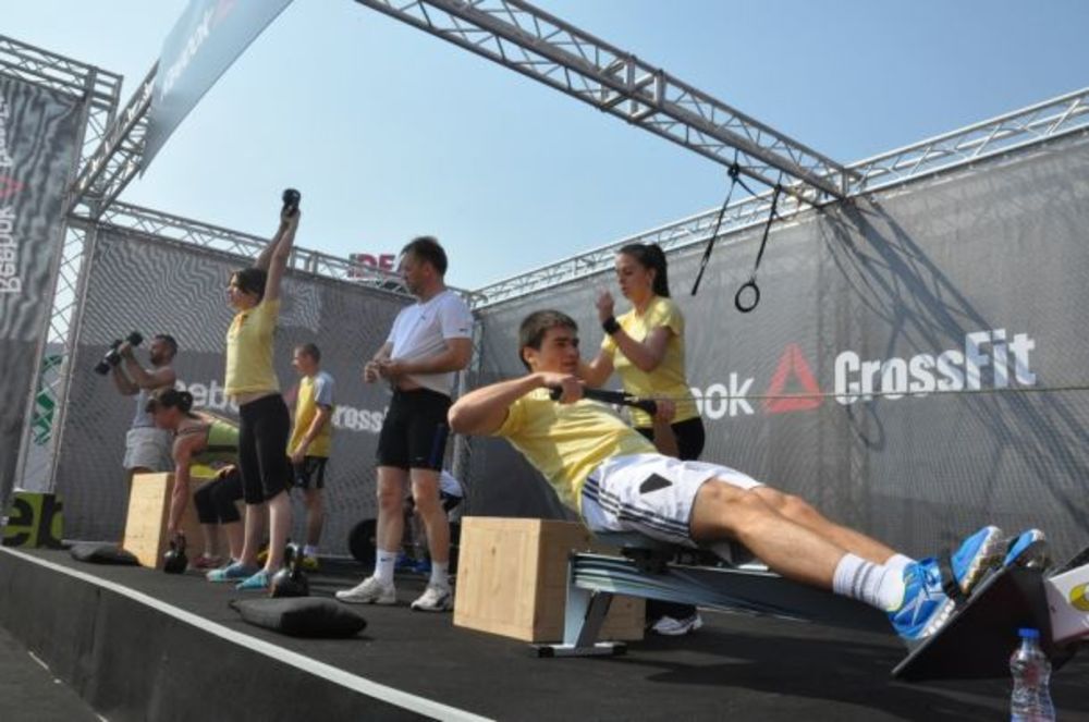 Brend Reebok je tokom vikenda svim posetiocima TC Ušće i zainteresovanim prolazncima ispred šoping centra, omogućio da isprobaju novu sportsku disciplinu CrossFit. Kroz seriju različitih vežbi, najsmeliji, najsnažniji i najizdržljiviji CrossFit-eri testirali s