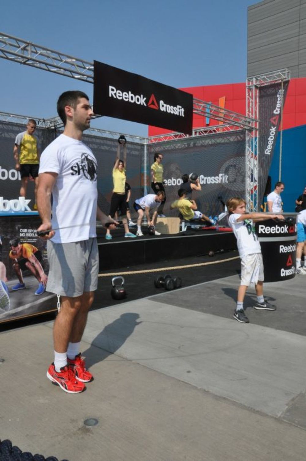 Brend Reebok je tokom vikenda svim posetiocima TC Ušće i zainteresovanim prolazncima ispred šoping centra, omogućio da isprobaju novu sportsku disciplinu CrossFit. Kroz seriju različitih vežbi, najsmeliji, najsnažniji i najizdržljiviji CrossFit-eri testirali s