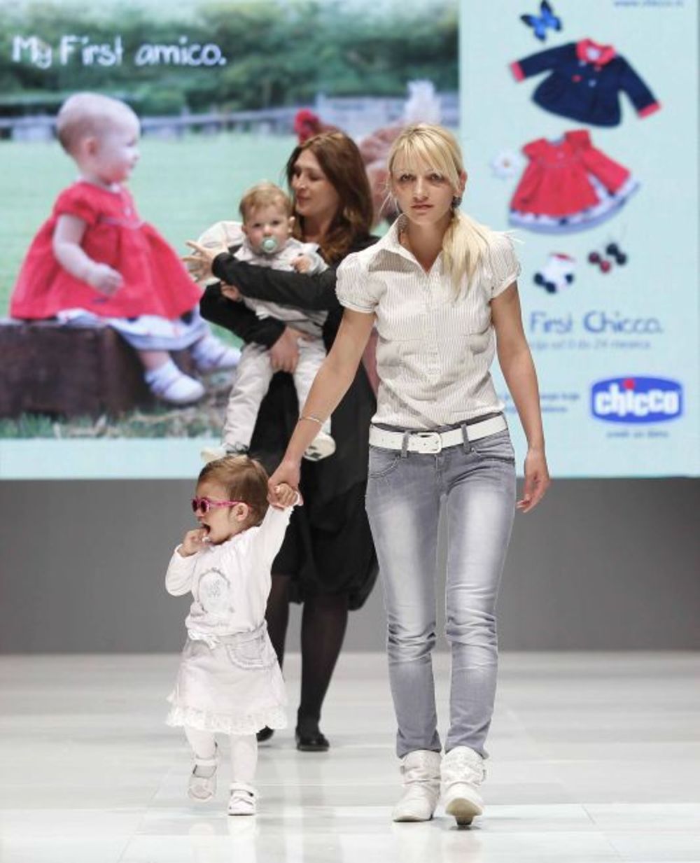 U Beogradskoj areni u okviru 20. Maybelline Fashion Selectiona održan je Kids Fashion Day, dan dečije mode. Klinci i klinceze prošetali su pistom u modelima brendova Domino Kids, Chicco i Moj kroj. Kolekciju Domino Kids dizajnirala je Nela Isaković, a čine je