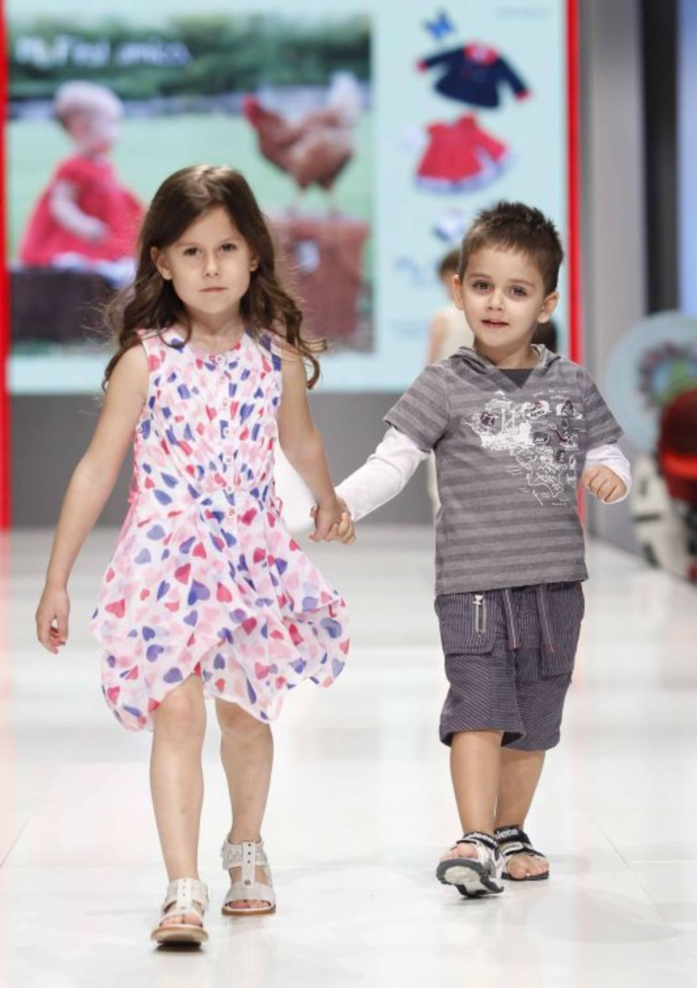 U Beogradskoj areni u okviru 20. Maybelline Fashion Selectiona održan je Kids Fashion Day, dan dečije mode. Klinci i klinceze prošetali su pistom u modelima brendova Domino Kids, Chicco i Moj kroj. Kolekciju Domino Kids dizajnirala je Nela Isaković, a čine je