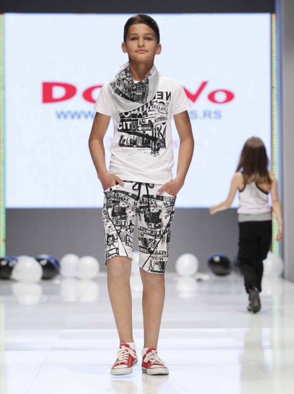 U Beogradskoj areni u okviru 20. Maybelline Fashion Selectiona održan je Kids Fashion Day, dan dečije mode. Klinci i klinceze prošetali su pistom u modelima brendova Domino Kids, Chicco i Moj kroj. Kolekciju Domino Kids dizajnirala je Nela Isaković, a čine je