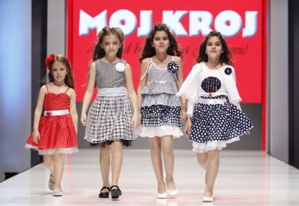 U Beogradskoj areni u okviru 20. Maybelline Fashion Selectiona održan je Kids Fashion Day, dan dečije mode. Klinci i klinceze prošetali su pistom u modelima brendova Domino Kids, Chicco i Moj kroj. Kolekciju Domino Kids dizajnirala je Nela Isaković, a čine je