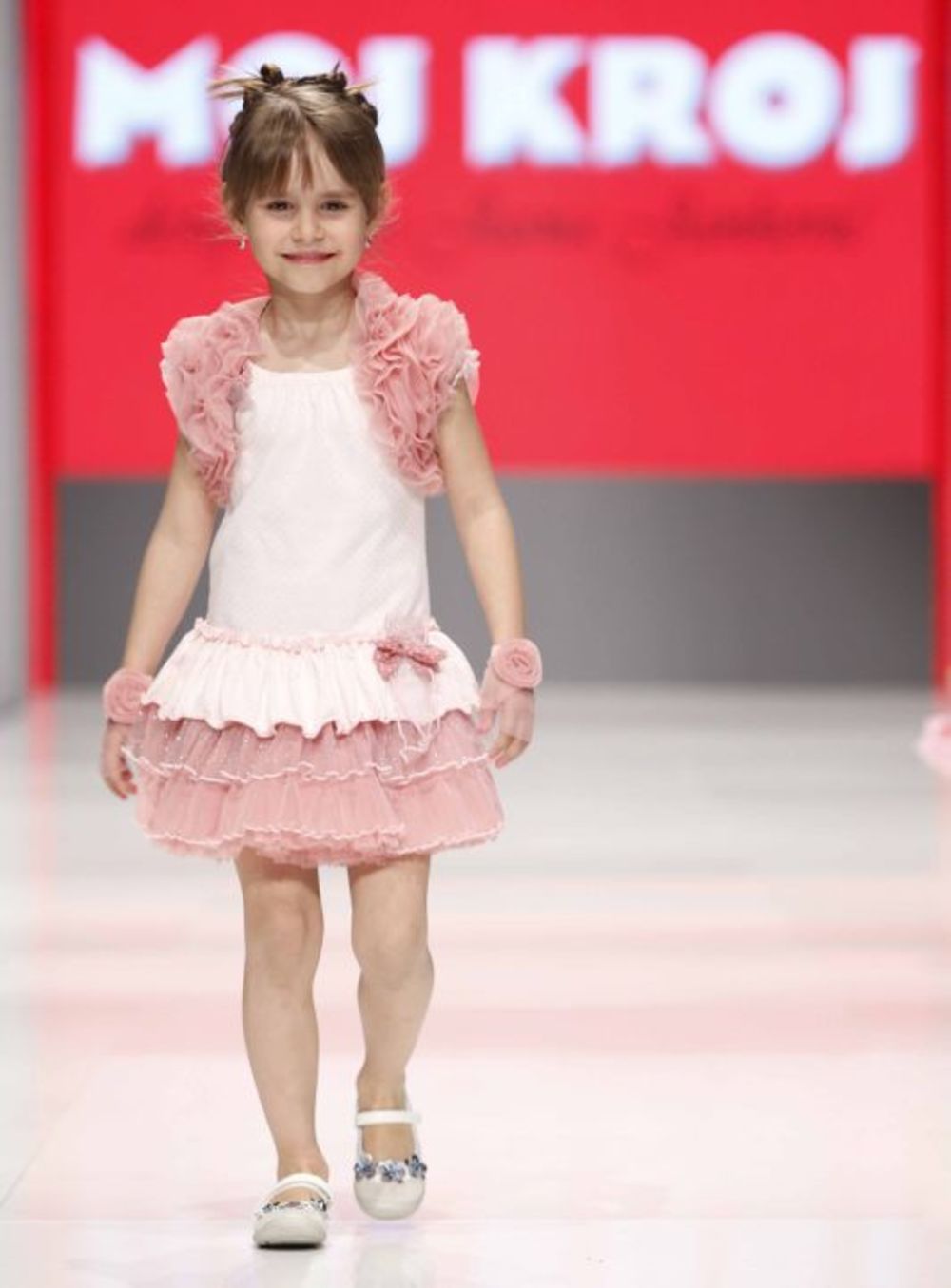 U Beogradskoj areni u okviru 20. Maybelline Fashion Selectiona održan je Kids Fashion Day, dan dečije mode. Klinci i klinceze prošetali su pistom u modelima brendova Domino Kids, Chicco i Moj kroj. Kolekciju Domino Kids dizajnirala je Nela Isaković, a čine je