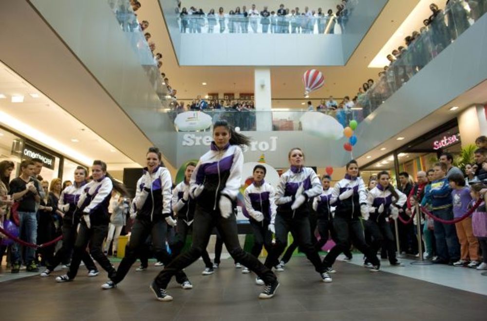 Uz njihove brojne hitove uživao je veliki broj posetilaca koji nisu štedeli dlanove da pozdrave popularne pevačice. Svi posetioci celog dana uživali su u celodnevnom zanimljivom programu i nastupu dečjeg hora Srbija u ritmu Evrope i plesne grupe La Luna. Mališ