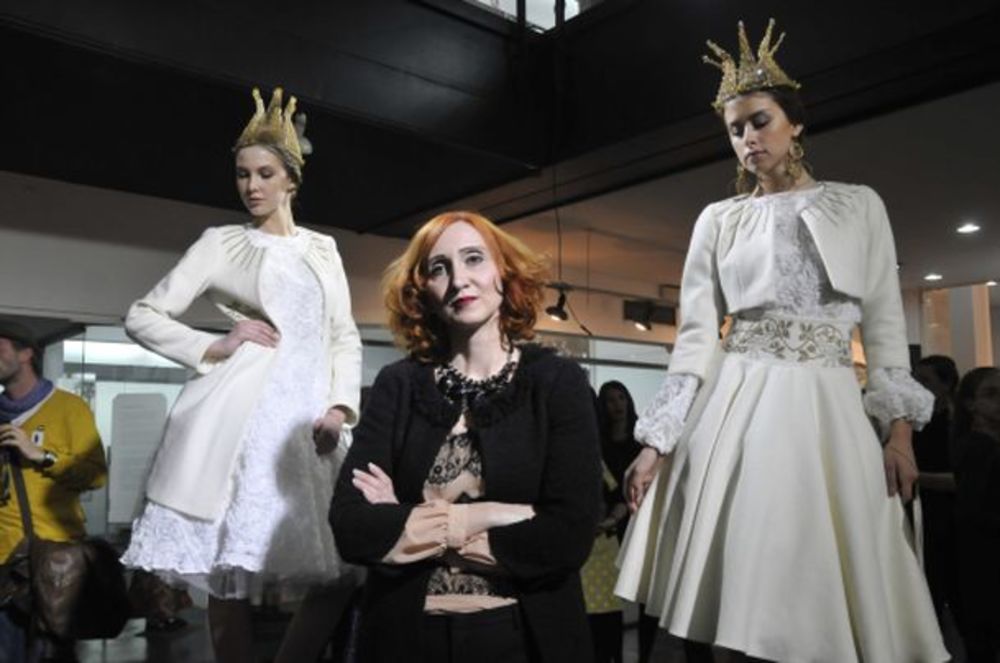 Revija Stari zanati za novo doba, koja je održana u okviru programa Amstel Fashion Week-a, okupila je brojne poznate ličnosti iz sveta mode. Unikatne modele inspirisane tradicijom za tu priliku posebno su osmislili dizajneri Sonja Krstić, Gordana Ćirić Krstić,