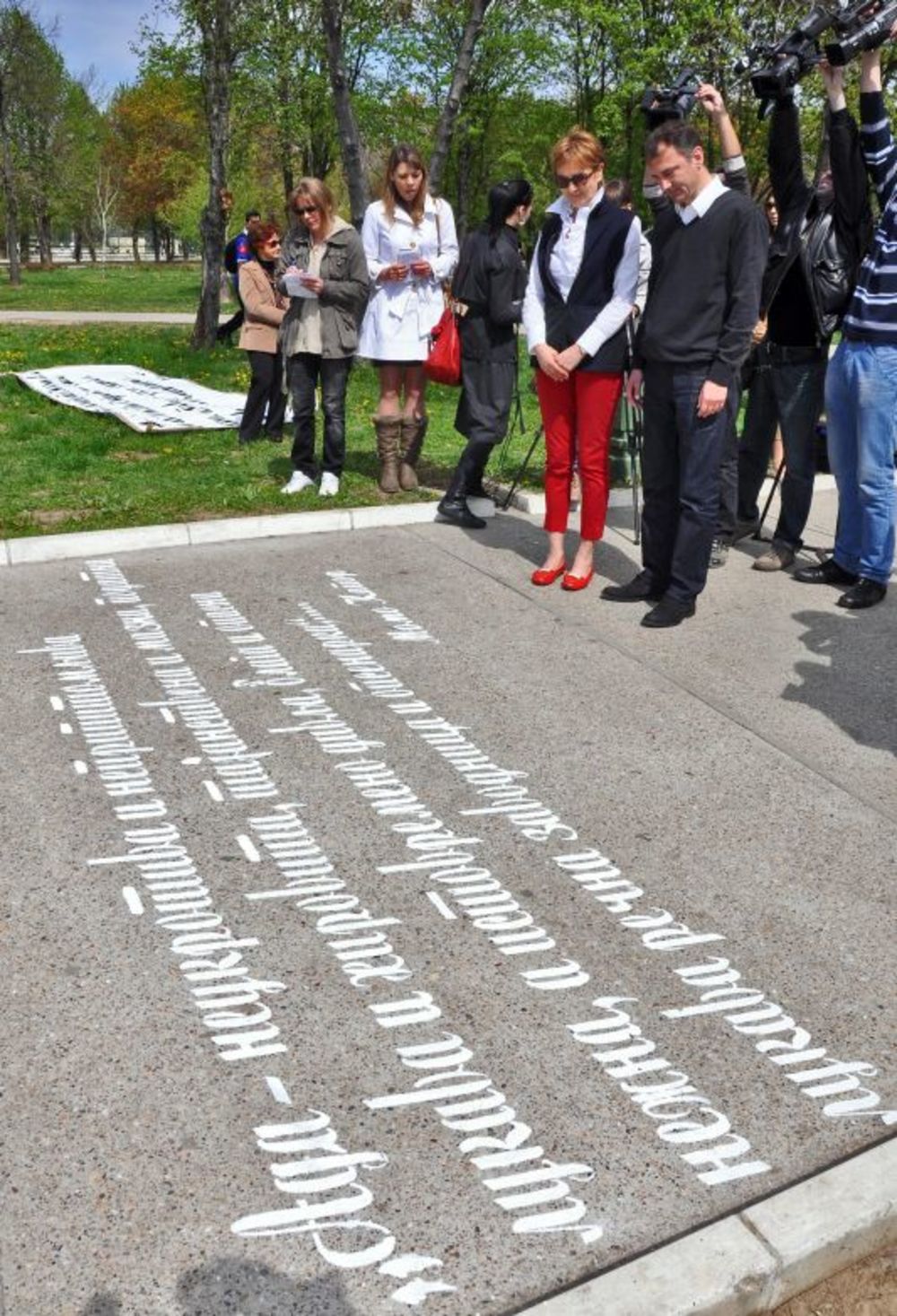 Ispisivanjem citata Ada- neukrotiva i nepripitomljiva, lukava i hirovita, tajanstvena i mazna, podatna, nežna, a istovremeno divlja, blaga i opasna, lukava rečna zavodnica i opsenarka…. čuvenog Mome Kapora, na šetalištu najpoznatijeg beogradskog izletišta Ade