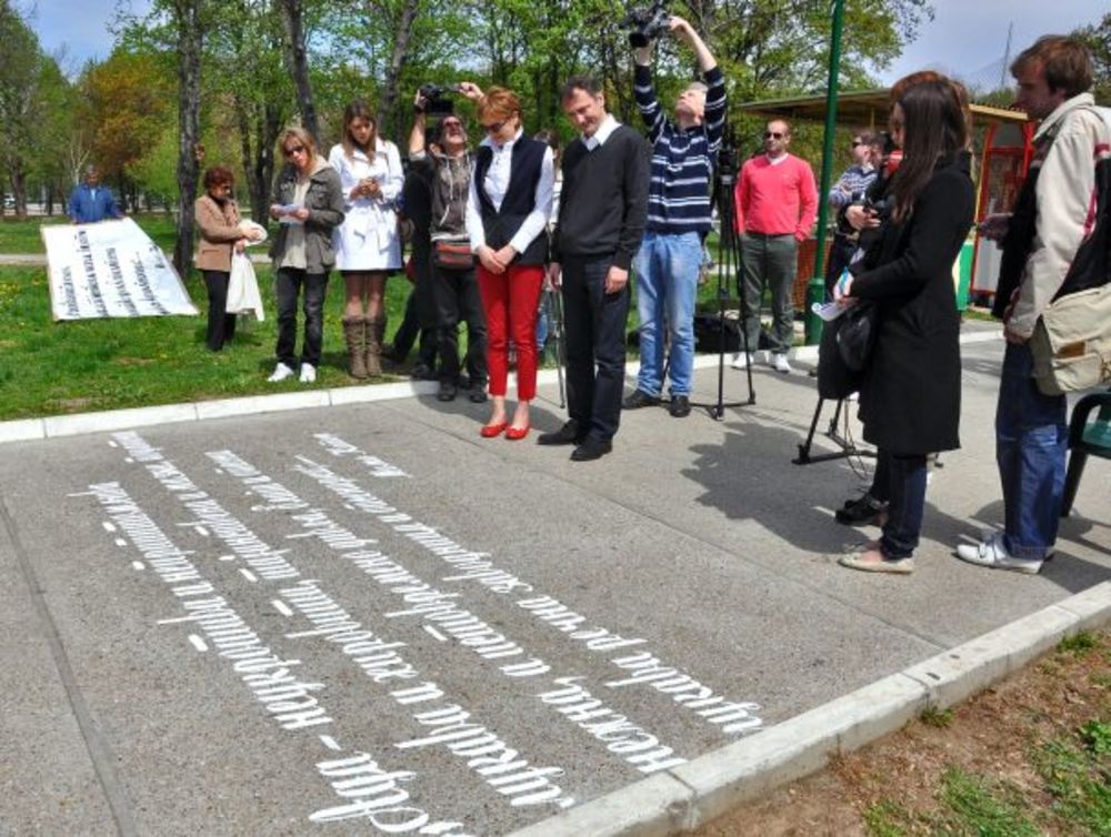 Ispisivanjem citata Ada- neukrotiva i nepripitomljiva, lukava i hirovita, tajanstvena i mazna, podatna, nežna, a istovremeno divlja, blaga i opasna, lukava rečna zavodnica i opsenarka…. čuvenog Mome Kapora, na šetalištu najpoznatijeg beogradskog izletišta Ade