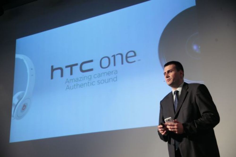 Pametni telefon HTC One X u beloj boji dostupan je u Telenoru uz pakete Prenesi i Surfuj. Zahvaljujući Telenor pametnoj mreži koja u potpunosti funkcioniše na HSDPA+ tehnologiji i brzinama koje se kreću između 4 i 8 megabita u sekundi, korisnik će moći da isko